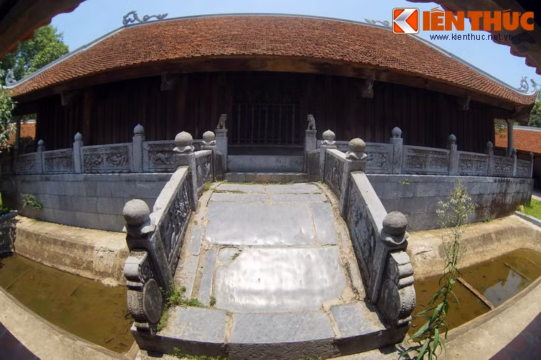 Cây cầu này bắc từ thềm Thượng điện của chùa qua một hồ sen nhỏ để xuống Tích thiện am.