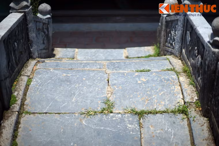Mặt cầu được lát bằng những phiến đá xanh lớn.