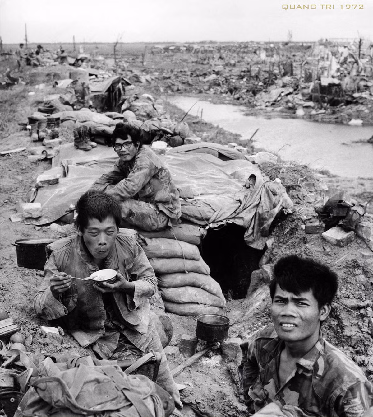 Binh lính Sài Gòn ăn trưa bên hầm cá nhân ở thị xã Quảng Trị năm 1972.