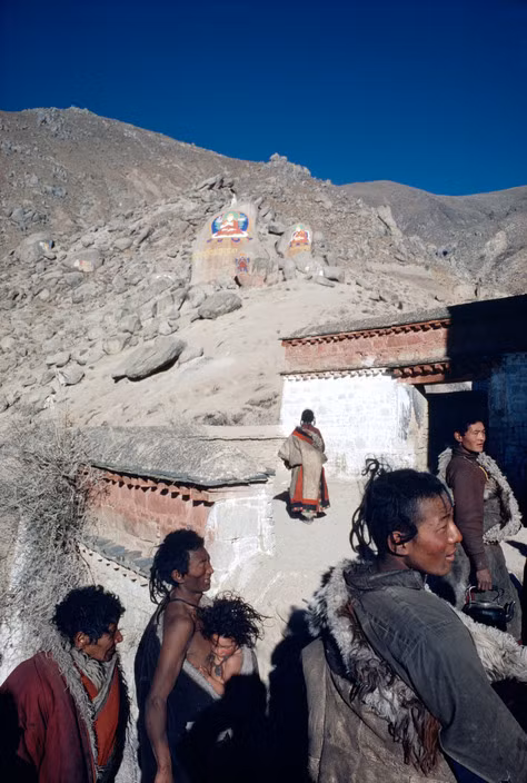 Trên đường lên phiến đá thiêng khắc hình đức Đạt Lai Lạt Ma ở chùa Drepung. Ảnh: Hiroji Kubota/ Magnum Photos.