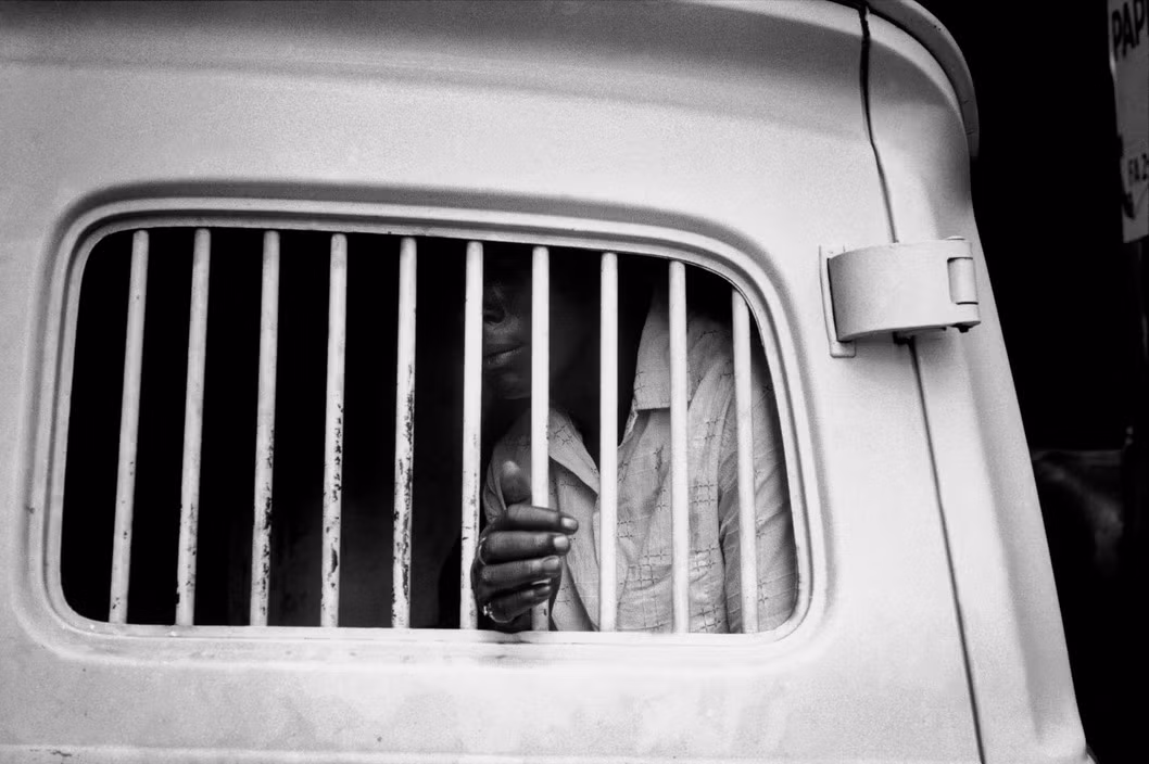 Người đàn ông da đen ngồi trong thùng xe cảnh sát ở Birmingham, Alabama năm 1963. Ảnh: Bruce Davidson/ Magnum Photos.