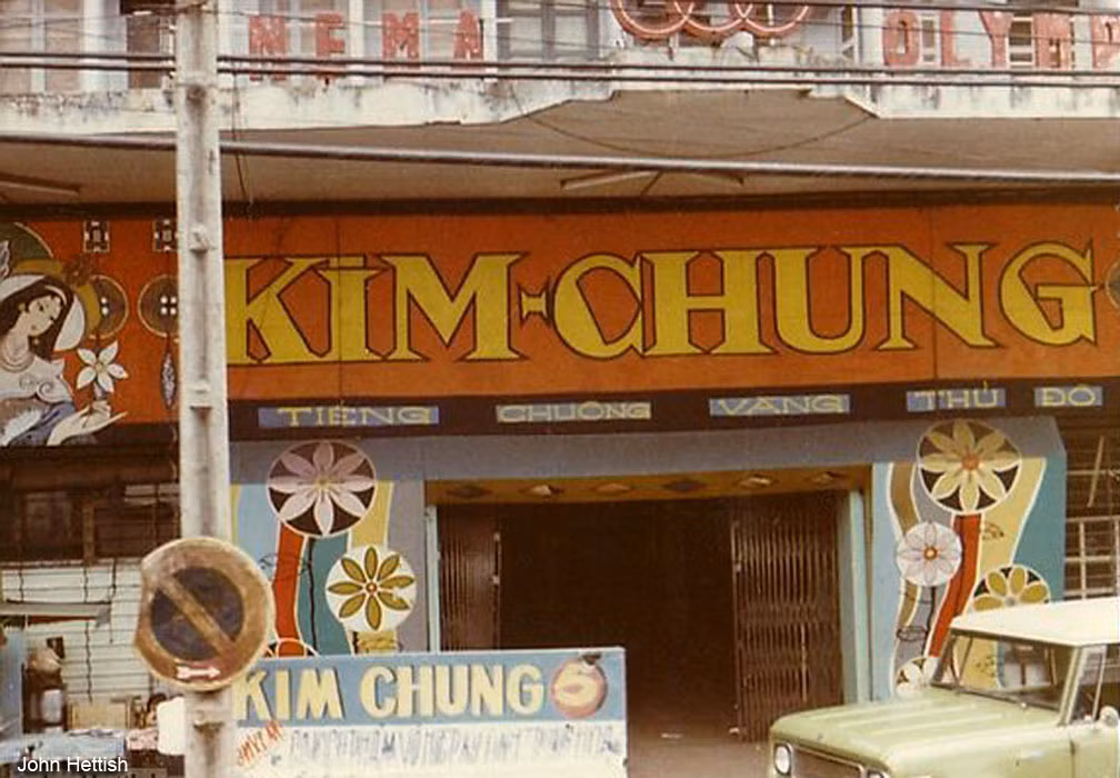 Băng-rôn quảng bá chương trình biểu diễn của đoàn cải lương Kim Chung ngoài rạp Olympic trên đường Hồng Thập Tự (đường Nguyễn Thị Minh Khai ngày nay).