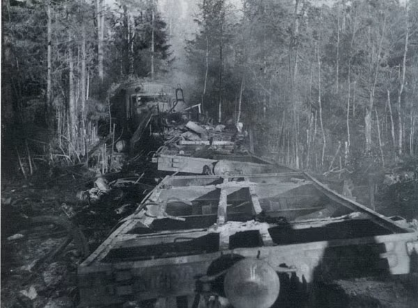 Các toa xe chở hàng của Liên Xô bị quân Đức phá hủy trong rừng Volkhovsky. Ảnh: English Russia.