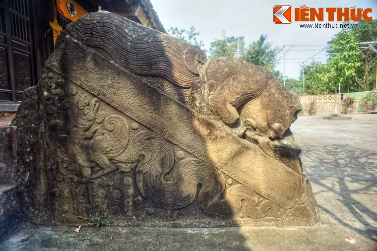 Các tay vin này vốn nằm hai bên các bậc cấp dẫn lên chính điện chùa xưa, được chạm hình tượng phượng, sấu và hoa cúc dây rất tinh xảo.