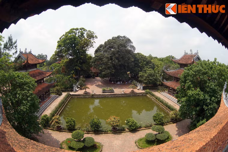 Bước qua tam quan là một hồ nước hình vuông, hai bên là lầu chuông và lầu trống nằm đối xứng.