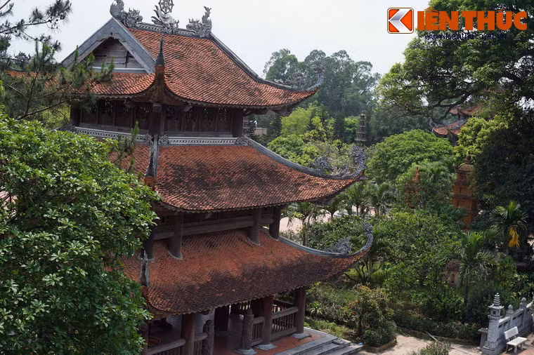Chùa có tên chữ là Linh Thông Cổ Tự, nằm trên một diện tích rộng khoảng 15ha. Tương truyền, xưa kia ở vị trí của chùa vốn là một am nhỏ nằm giữa rừng thông cổ thụ, sau này trở thành chùa. Vào năm 1680, chùa được xây lại và trải qua nhiều lần trùng tu để có quy mô như ngày nay.