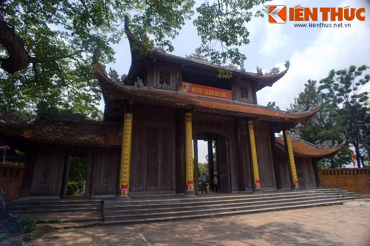 Ấn tượng đầu tiên về chùa Nôm là tòa tam quan bằng gỗ được xếp vào hạng to, cao nhất nhì Việt Nam.