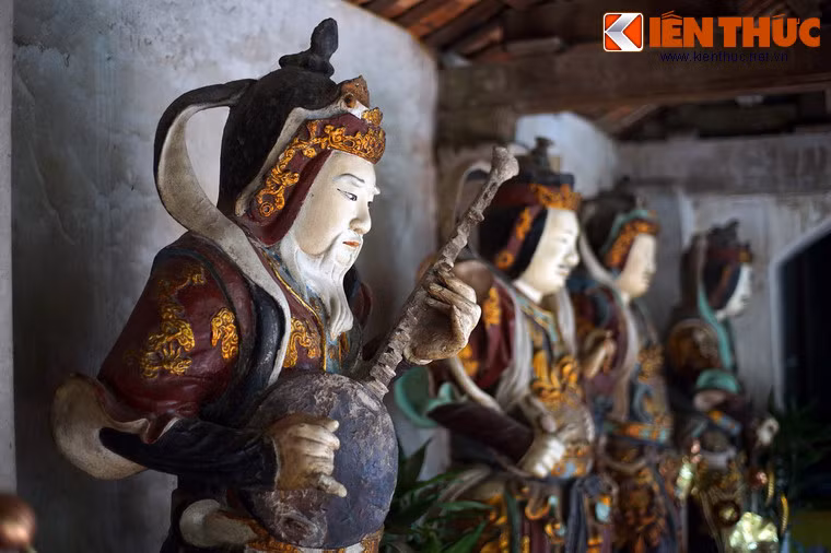 Một nét đặc sắc trong kiến trúc chùa Nôm là sự hiện diện của hơn 100 pho tượng bằng đất tuyệt đẹp có tuổi hàng trăm năm. Các pho tượng được tạc ở nhiều trạng thái, tư thế, kích thước... khác nhau nhằm thể hiện các chủ đề Phật giáo.