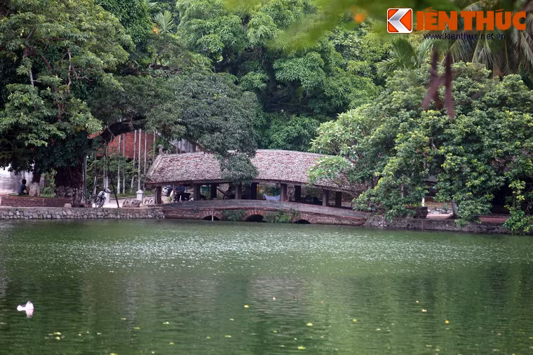 Hai cây cầu này nằm ở hai bên sân trước chùa, trong đó, cầu Nhật Tiên nối chùa với một hòn đảo nhỏ, trên đảo có đền thờ Tam phủ.