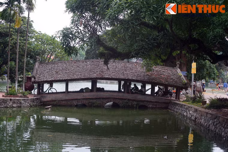Vẻ tổng thể, hai cây cầu được xây theo kiến trúc Thượng Gia Tạ Kiều (trên nhà, dưới cầu), mỗi cầu gồm 5 gian, dưới xây đá cuốn trên dựng bộ khung nhà gỗ lợp ngói mũi hài.