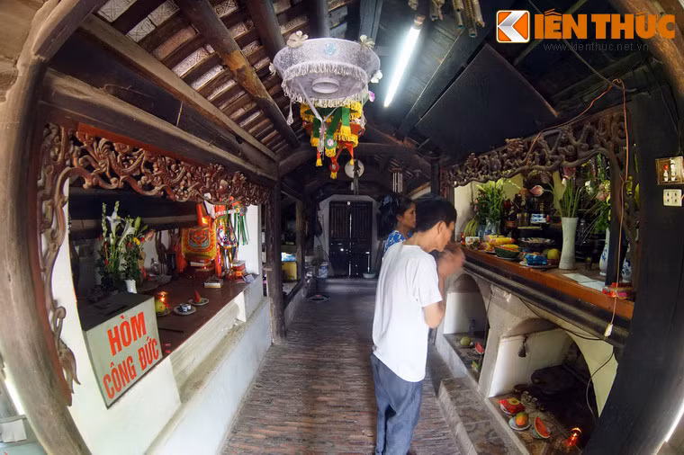 Hai bên sườn gian giữa bịt kín làm ban thờ Quan Thần Linh.