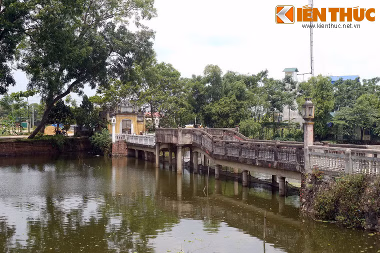 Cầu Khum bắc qua ngòi nước chảy từ Hương Ngải, Canh Nậu, đồng Bùi ra sông Tích, trước kia là con đường độc đạo đi vào làng Yên. Khi đó, cầu đóng vai trò như cổng làng.