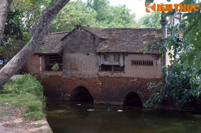Đây là cây cầu làm kiểu Thượng Gia Hạ Kiều, tức là trên là nhà, dưới là cầu. Nhìn từ xa, cầu giống như một chiếc thuyền nan úp nên được gọi là cầu Khum.