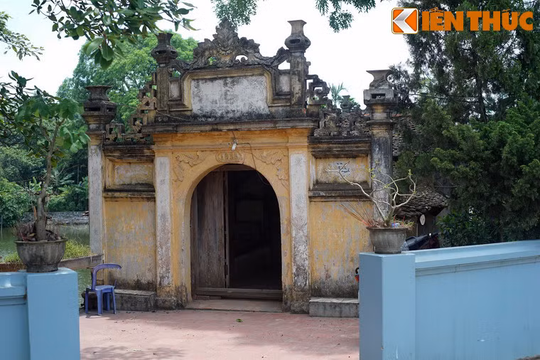 Hai đầu hồi Thượng Gia xây bít đốc, có bốn cột trụ, giữa cuốn cửa tò vò.