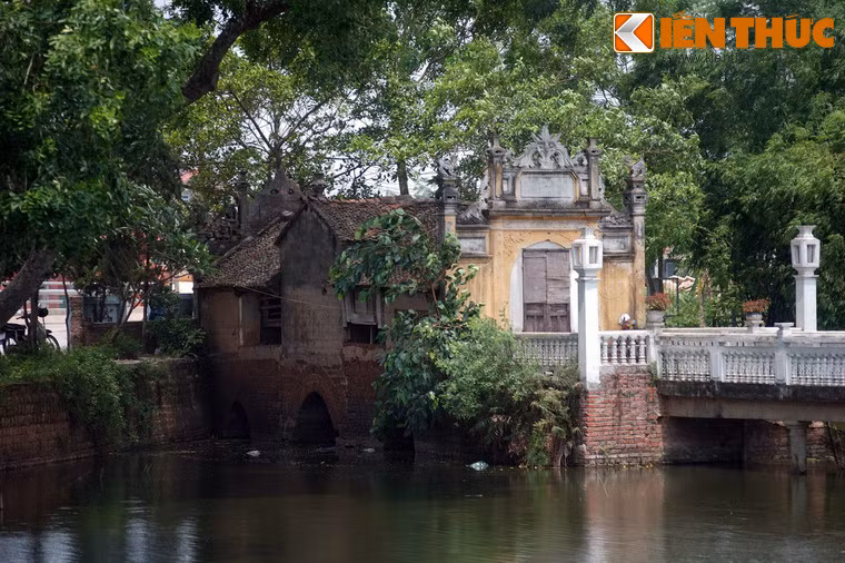Nằm ở xã Thạch Xá, huyện Thạch Thất, Hà Nội, cầu Khum có tuổi đời nhiều thế kỷ, là một cầu ngói cổ có kiến trúc "không đụng hàng" của khu vực Bác Bộ.