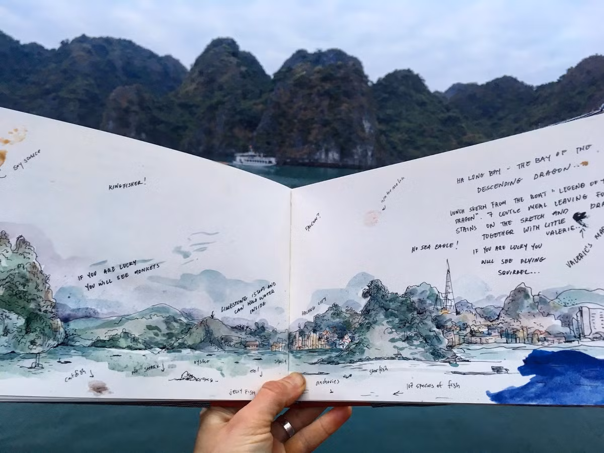 Vịnh Hạ Long nhìn từ du thuyền. Vệt xanh kỳ lạ ở góc dưới bên phải là "quà tăng" của một bé gái Hà Lan nghịch ngợm. Ảnh: Portland Sketcher.