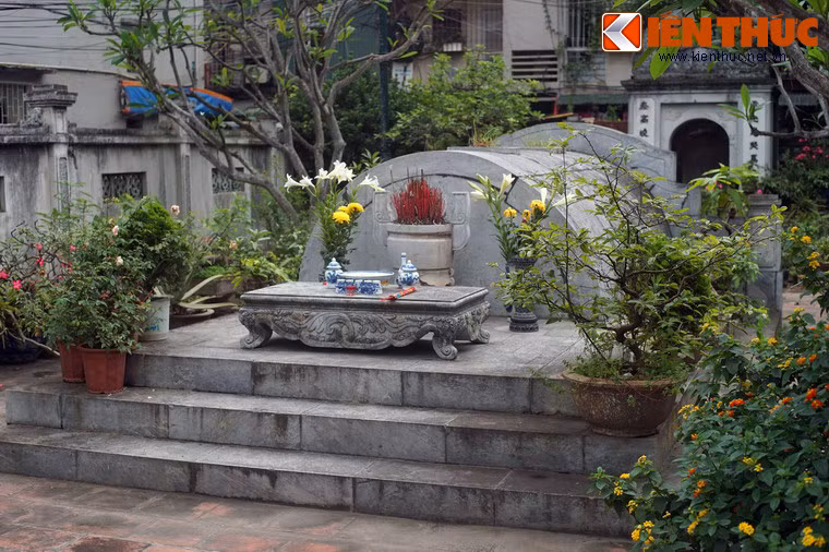 Mộ có dạng vòm bán nguyệt, đường kính khoảng 1,2m, dài 2m, đặt trên ba cấp nền mở rộng từ trên xuống dưới. Trước mộ có bàn thờ và hương án.