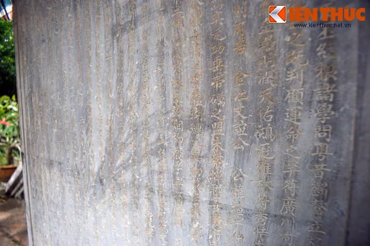 Chữ khắc trên bia còn sắc nét.