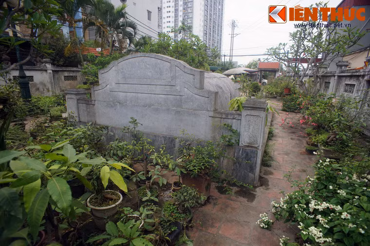 Mặt sau mộ có dạng như một bức bình phong.