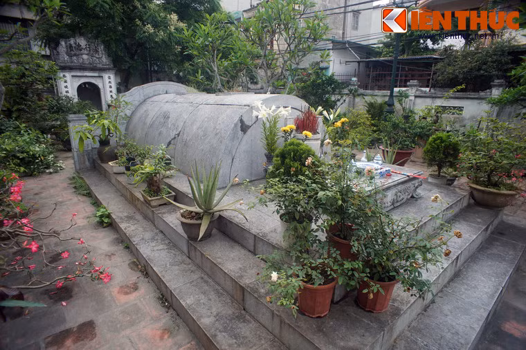 Mộ có dạng vòm bán nguyệt, đường kính khoảng 1,2m, dài 2m, đặt trên ba cấp nền mở rộng từ trên xuống dưới. Trước mộ có bàn thờ và hương án. Công trình được ghép từ những phiến đá lớn, gia công rất chính xác.