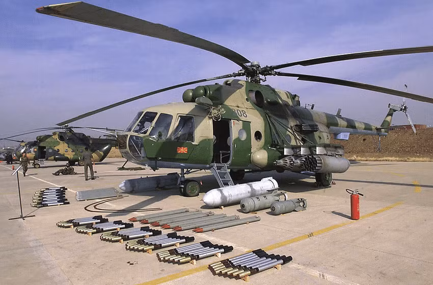 Ngoài vai trò vận tải - chiến đấu, Mi-8 còn được phát triển nhiều hàng chục phiên bản dùng cho chỉ huy, trinh sát, rải mìn, cứu thương, cứu hỏa, chở khách thương mai - gần như không có gì là Mi-8 không làm được. Mi-8 có thể chở tới 24 lính được trang bị đầy đủ.