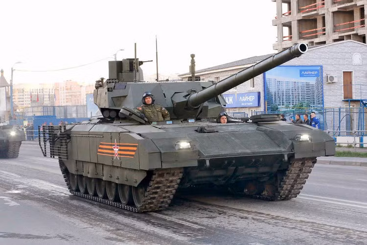 Do đang trong giai đoạn thử nghiệm nên xe tăng Armata chỉ cần đánh giá khả năng hoạt động của các thiết bị trong điều kiện khí hậu khắc nghiệt mà thôi, nếu có sử dụng hỏa lực thì sẽ là khẩu pháo 2A82 khai hỏa từ cự ly an toàn, khiến nguy cơ bị tiêu diệt là rất thấp.