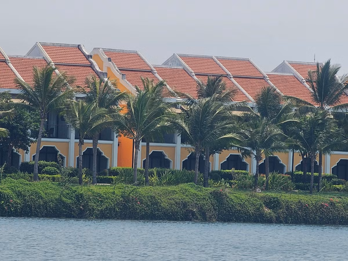 Trong đó, Thanh tra tỉnh Quảng Nam xác định Công ty TNHH MTV Linh Huy (phường Cẩm Nam, TP Hội An) đã bán cho Công ty FLC FAROS hơn 3.700 m3 cát có giá trị hơn 520 triệu (giá trị sau thuế VAT) mà không có hợp đồng mua bán, không có hóa đơn và không có nguồn gốc xuất xứ.