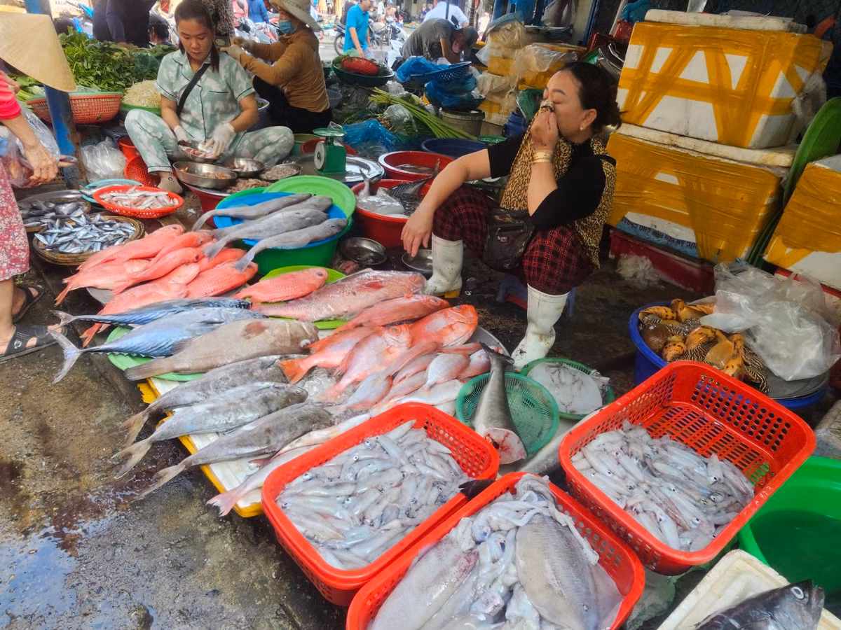 Đủ mặt hàng hải sản tươi ngon được bày bán la liệt tại khu chợ độc đáo này.