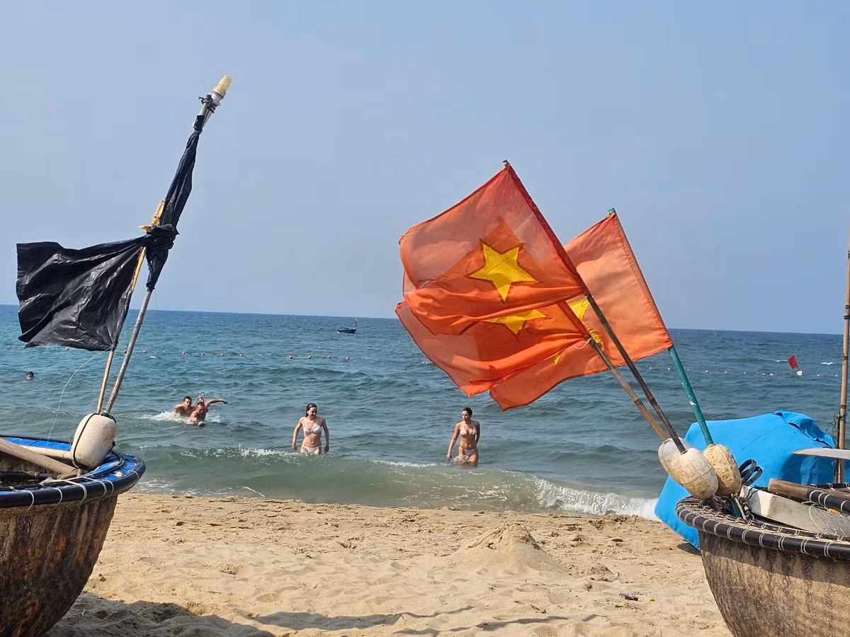 Nhiều người đánh giá, An Bàng thu hút sự chú ý của đông đảo du khách quốc tế nhờ vẫn giữ nguyên vẻ đẹp hoang sơ.