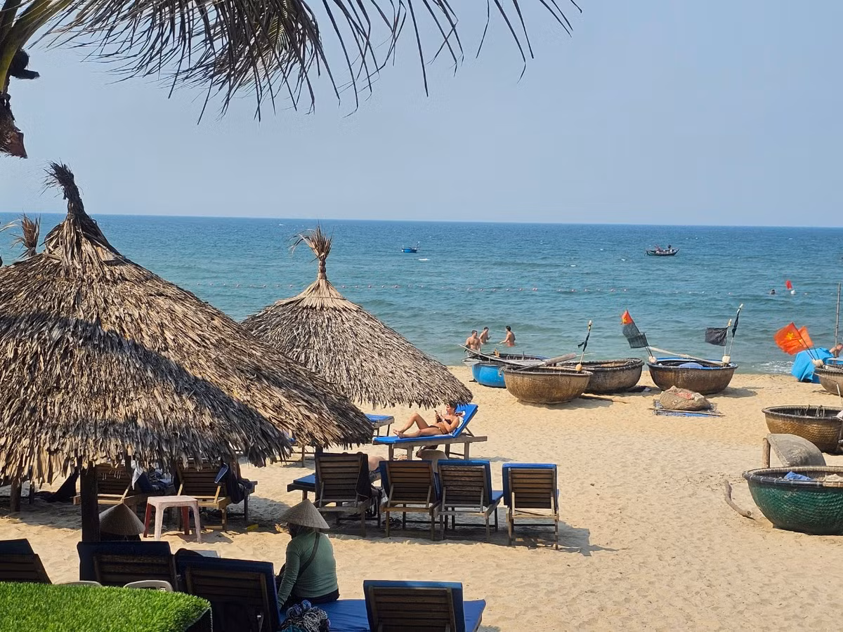  Bãi biển An Bàng được Tripadvisor mô tả là nơi có bầu trời xanh, dải cát trắng mịn cùng cảnh quan bờ biển tuyệt đẹp. 
