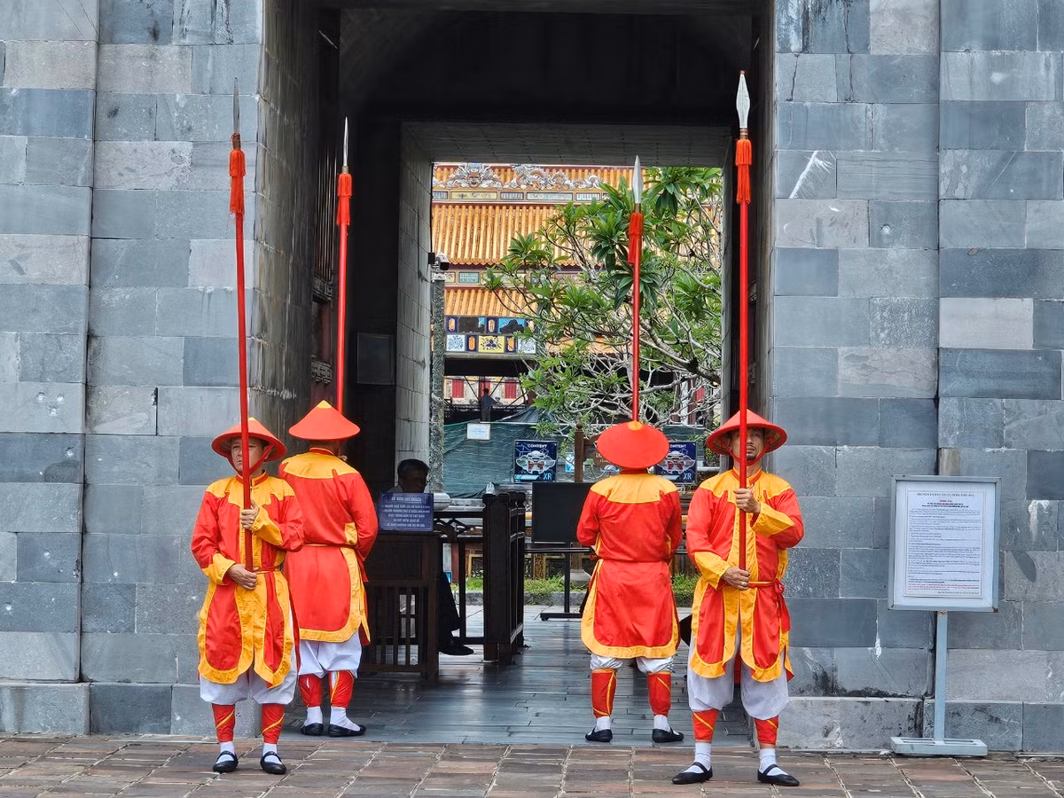 Theo cuốn Khâm đinh Đại Nam Hội điển Sự lệ, dưới triều Nguyễn việc canh gác và thay phiên nhau của lính được quy định chặt chẽ: “Phàm lính túc vệ ở cung cấm và lính thủ vệ ở các cửa Tử cấm thành, Hoàng thành, đến phiên canh mà không canh gác (người đã hết phiên canh rồi) tự tiện thay thế cho mình cả người đi thay thế ấy, đều phải phạt 60 trượng. Đem người không phải là lính túc vệ , thủ vệ mạo danh mình tự tiện thay thế với nhau, cả người đi thay thế ấy, đều phải phạt 100 trượng. Nếu là quan viên, đều phải gia nặng lên một bậc..."