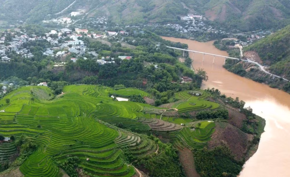 Mường Lát là huyện xa nhất của xứ Thanh, cách thành phố Thanh Hóa hơn 220km, tiếp giáp với nước bạn Lào, nơi đây có địa hình đồi núi hùng vĩ, với con sông Mã chảy quanh co. Ảnh: Quách Du
