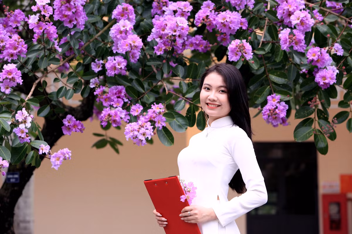 Nhiều bạn trẻ lưu lại khoảnh khắc thanh xuân đẹp nhất về hoa bằng lăng.