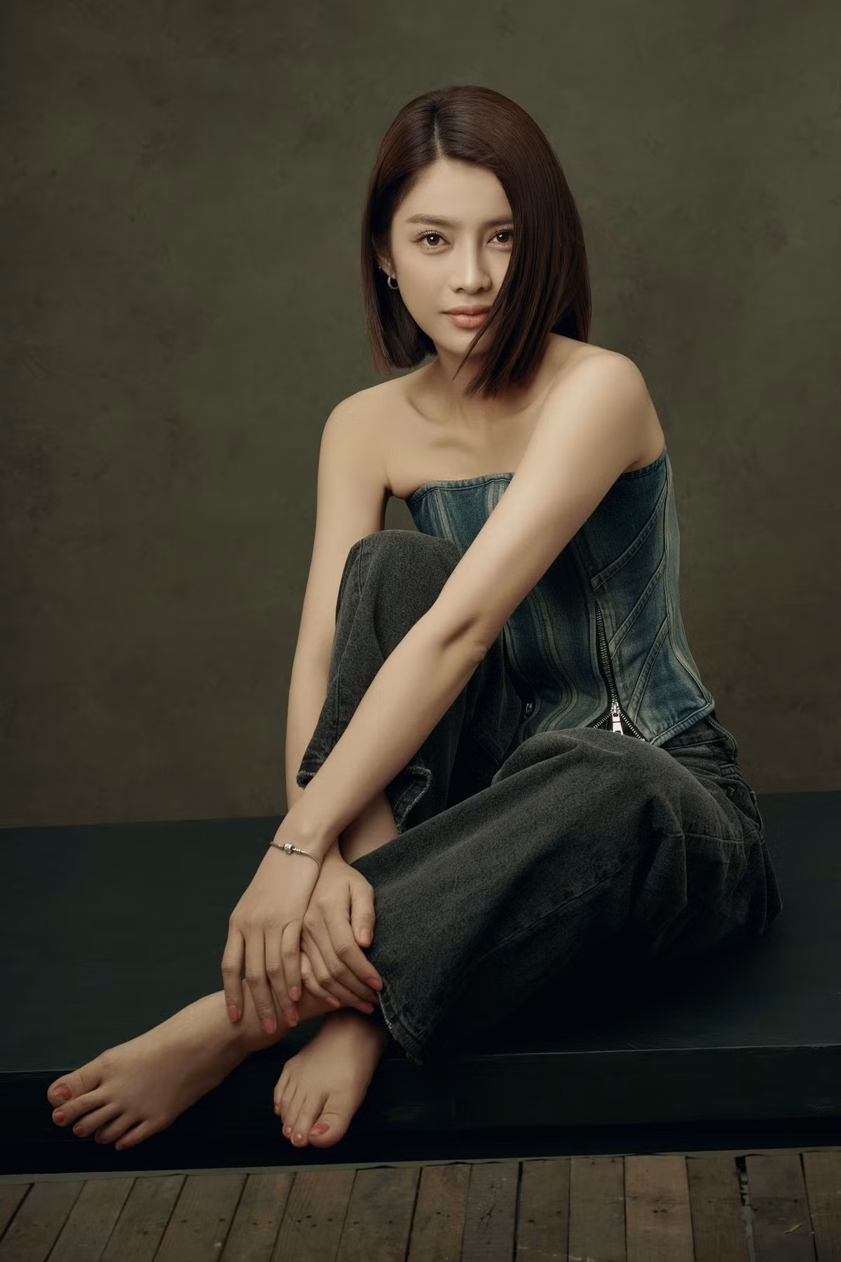 "Tôi mất ngủ vì lo lắng nhưng cũng vui vì được làm việc với một người thực lực như anh Đam. Đó là cơ hội để tôi học hỏi về diễn xuất. Trước khi bấm máy, mọi người dặn tôi chuẩn bị tâm lý khi làm việc với anh Đam bởi đây là diễn viên biến hóa, khó đoán. Nhưng khi quay phim, tôi thấy anh Đam rất tốt, luôn chỉ cho tôi cách thể hiện vai diễn tốt nhất'', Trình Mỹ Duyên nói.
