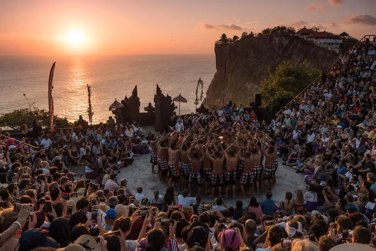 Để hạn chế tình trạng quá tải du lịch, Bali (Indonesia) đã bắt đầu thu thuế du lịch vào năm nay. Giờ đây, mỗi người đến Bali phải trả khoảng 10 USD. Bên cạnh đó, hòn đảo này cũng có kế hoạch cấm du khách thuê xe máy. Ảnh: Mauro Fabio Cilurzo/Unsplash.