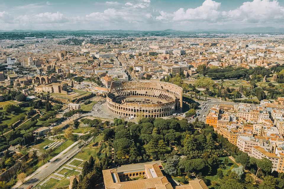 Italy là một trong những quốc gia đón nhiều du khách nhất ở châu Âu. Vì vậy, các biện pháp kiểm soát tình trạng đông đúc đã được áp dụng ở các thành phố lớn, bao gồm cả thủ đô Rome. Cụ thể, từ năm ngoái, du khách phải trả 5,36 USD khi đến thăm đền Pantheon. Ảnh: Spencer Davis/Unsplash.