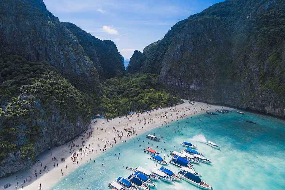 Thái Lan là điểm đến được yêu thích nhất Đông Nam Á. Vào năm 2023, Phuket trở thành một trong những điểm đến đông đúc nhất nước này khi đón 118 khách/người dân địa phương. Nơi đây rất phổ biến đối với khách ba lô, tuy nhiên chính quyền Phuket muốn thu hút thêm đối tượng khách khác. Hiện chính phủ đã cấm thuyền trên vịnh Maya ở đảo Phi Phi. Thống đốc Tổng cục Du lịch Thái Lan Yuthasak Supasorn cho biết: "Chúng tôi tin rằng điều này sẽ giúp du lịch Thái Lan tăng trưởng bền vững và đạt giá trị cao". Ảnh: Humphrey Muleba/Unsplash.