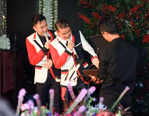Tại bữa tiệc, Đàm Vĩnh Hưng tặng cho người em chiếc vỏ gối được chính anh thêu tay và mong món quà sẽ luôn đồng hành bên người tri kỷ của mình.