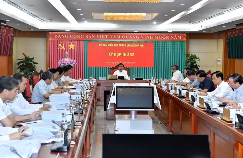 De nghi ky luat Ban can su dang Bo Tai chinh nhiem ky 2016 - 2021