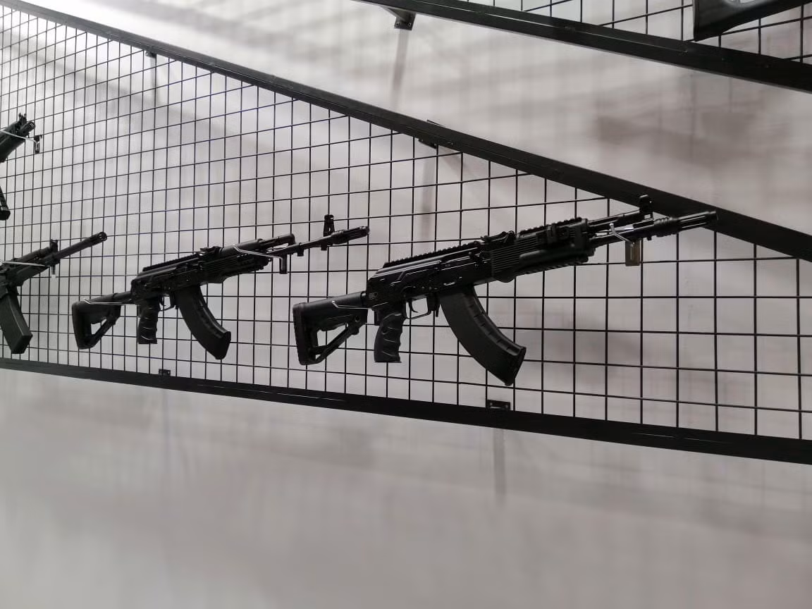 Có thể dễ dàng nhận ra súng trường tấn công AK-203 và AK-15 sử dụng cỡ đạn 7,62 x 39 mm; súng bắn tỉa Dragunov SVS-S và SVD-M, súng carbine AK-204...