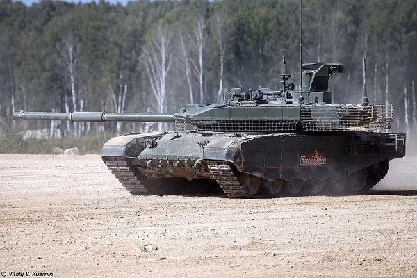 Chiếc MBT này sử dụng pháo nòng trơn cỡ 125 mm thế hệ mới có nòng dài hơn, mang lại khả năng tác xạ chính xác khi ngắm bắn các mục tiêu từ cự ly xa.