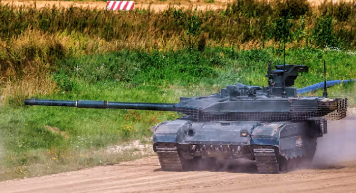 Dự kiến trong tương lai các xe tăng chiến đấu chủ lực T-90M Proryv-3 còn được tích hợp pháo chính nòng trơn 2A82 cỡ 125 mm, đây là loại mà T-14 Armata đang sử dụng.