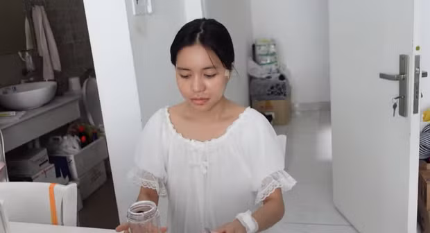 Trong vòng 10 ngày đầu tiên sau phẫu thuật, Trang Anna không được nói nhiều cũng không thể nhai được. Vì vậy mà mỗi ngày đều phải ăn sinh tố và uống sữa.