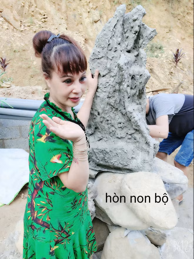 Với những bức ảnh mới, có thể thấy gương mặt của "cô dâu 62 tuổi Cao Bằng" có sự cân đối hơn trước khá nhiều.