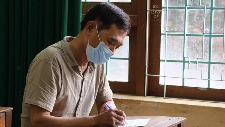 Ngoài ra, một trường hợp hy hữu mùa thi đáng chú ý khác đó là sự xuất hiện của sĩ tử 53 tuổi - Ông Nguyễn Văn Cường tại điểm thi THPT Chu Văn An (TP. Gia Nghĩa, tỉnh Đắk Nông).