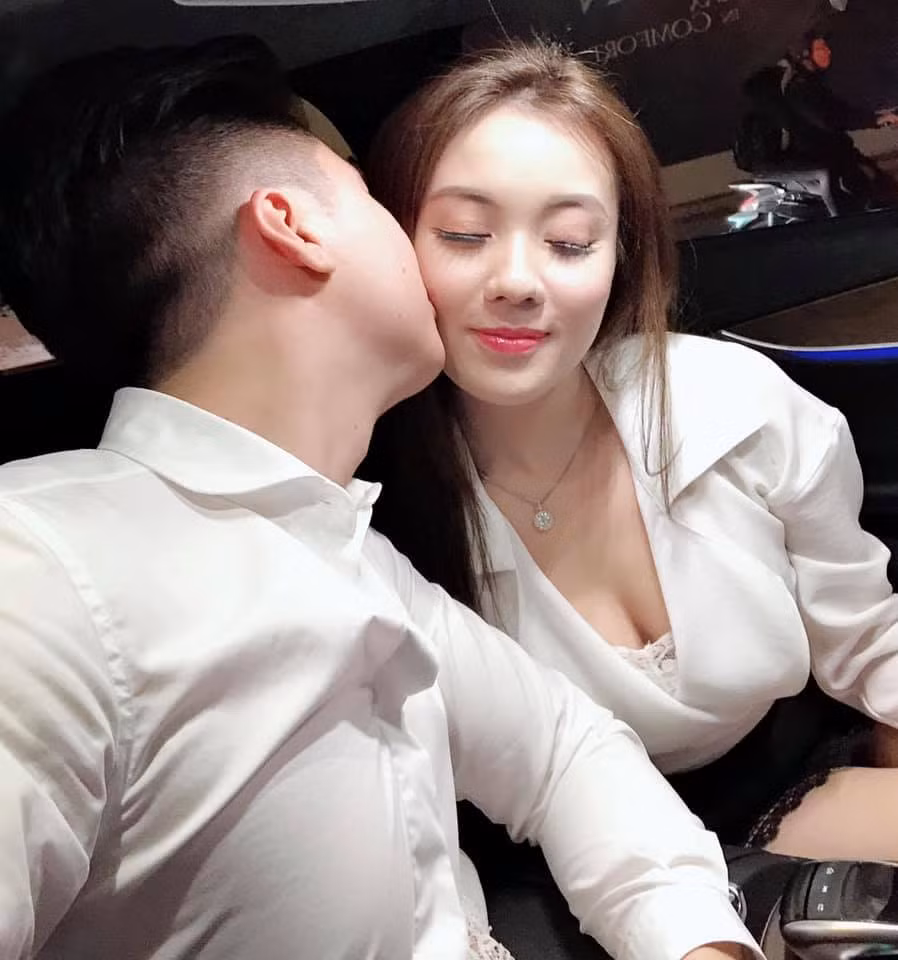 Hiện tại, người đẹp Âu Hà My đã lên xe hoa với chồng mới ,trong khi Hà Duy kín tiếng và không chia sẻ thêm về chuyện tình cảm hậu chuyện huỷ hôn. Mời quý độc giả đón xem thêm video Cơ trưởng từ chối bay vì…nữ cơ phó - Nguồn: KÊNH VTC1