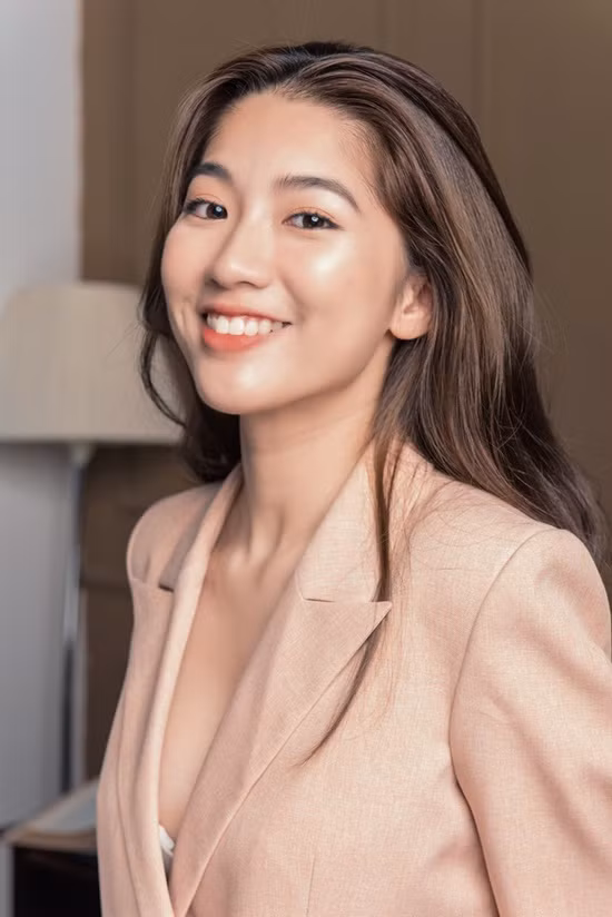 Cô nàng sở hữu vẻ đẹp xinh xắn, đáng yêu và đầy sự trưởng thành.