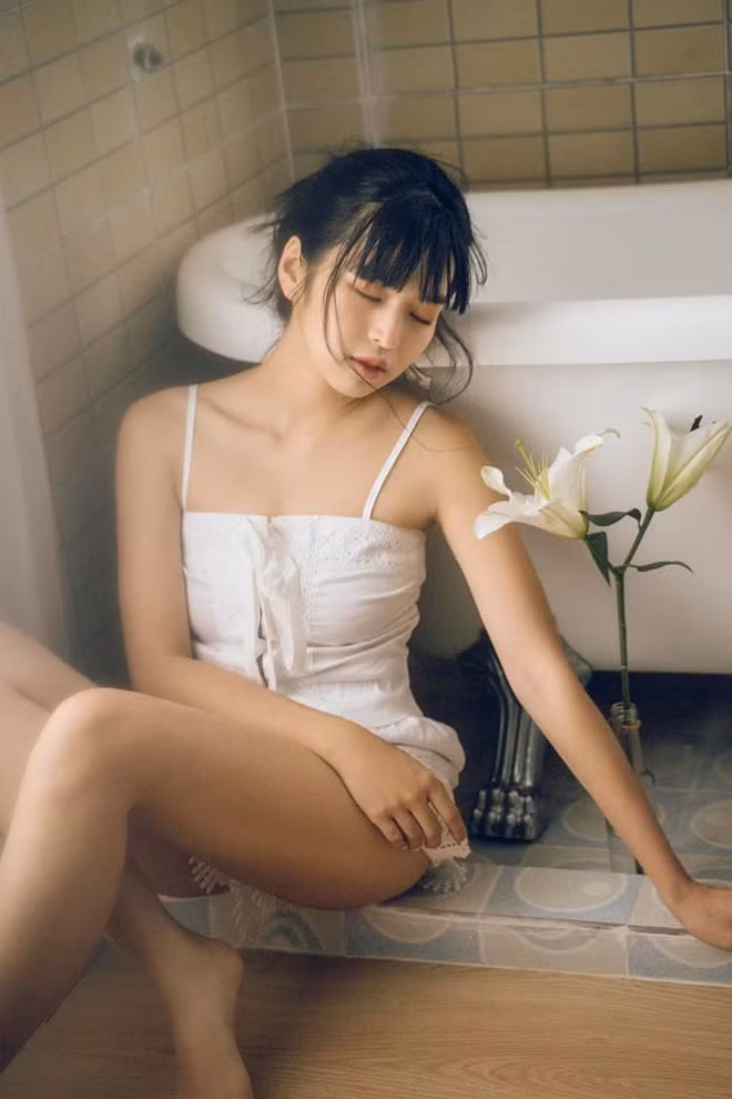 Thi thoảng trong những shoot hình khoe dáng, Khánh Vân để lộ thân hình vòng nào ra vòng nấy cũng quyến rũ không kém nhiều mỹ nhân khác.