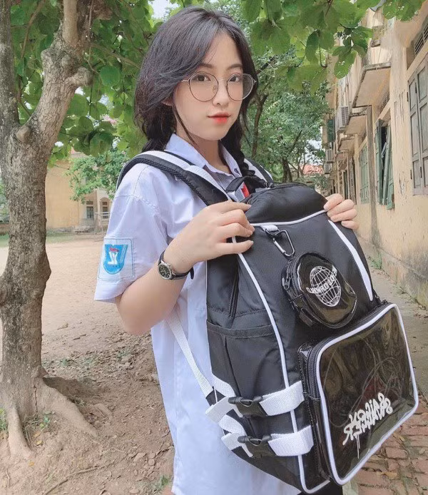  Nữ sinh Nguyễn Thị Lan Hương (nickname là Zika) mới đây là cái tên tiếp theo gây chú ý khi cô nàng đeo balo màu đen cá tính, chụp ảnh và đăng tải lên MXH.