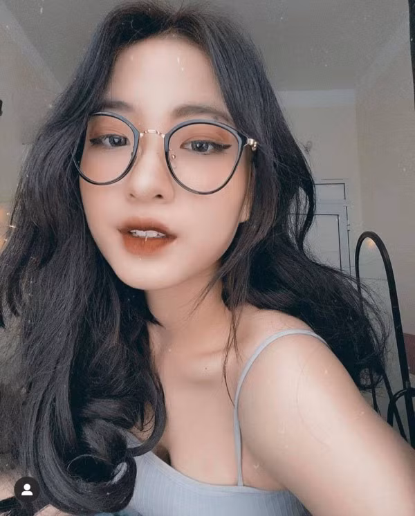 Hot girl Hà thành làm người đối diện kinh ngạc vì mới 18 tuổi nhưng lại sở hữu gương mặt rất sắc sảo.